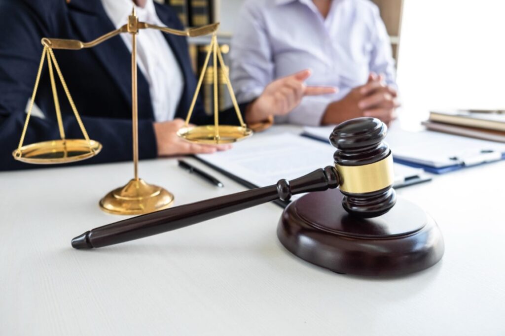 Odpowiedzialność cywilna radcy prawnego to nie tylko wymóg ustawowy, ale przede wszystkim forma zabezpieczenia zarówno dla klientów, jak i dla samego prawnika